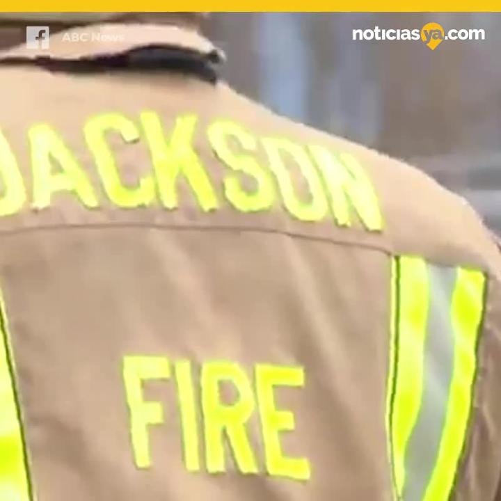 Adolescente pasa horas atrapado en su auto rodeado de cables eléctricos