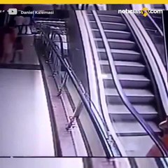 Por irse tomando selfie, dejan caer a bebé de escalera y muere