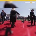 VIDEO: Un par de pelícanos se cuelan en una ceremonia de graduación