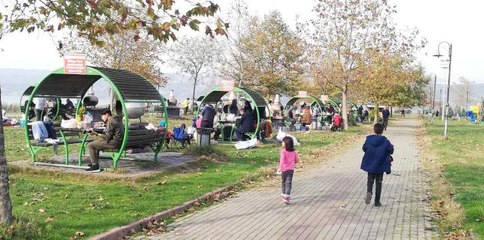 Güneşli havayı fırsat bilenler Sapanca'da yoğunluk oluşturdu