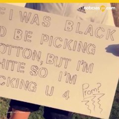 Joven invita a una chica al baile con cartel racista