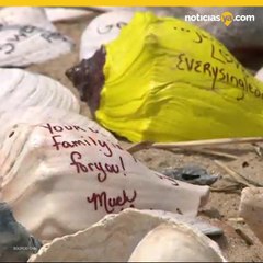 Niño es arrastrado al mar mientras caminaba con su madre en la playa