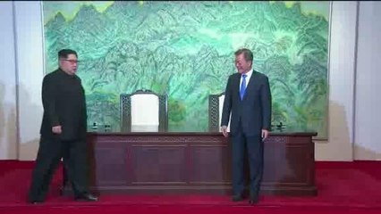 WM16x9N_IN-28FR_KOREA SUMMIT_ KIM-MOON EMBRACE EACH-OTHER IN HUG_CNNA-ST1-10000000048c8ccc_201_0W.wmv