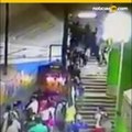 Hombre cae de unas escaleras a las vías de un tren y sobrevive
