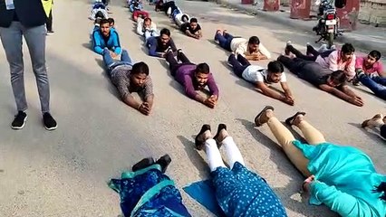 बेरोजगारों ने किया दंडवत प्रदर्शन