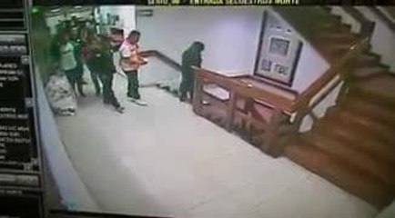 Intenta lanzarse por las escaleras en SEIDO