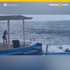 Quiere posar sexi en el mar y ola gigante la desaparece