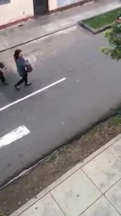 Hombre arrastra a una mujer