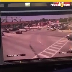 Este es el momento exacto que se cay%c3%b3 el puente peatonal de Miami