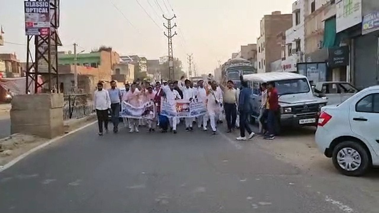 कांग्रेस ने निकाली पदयात्रा, मंहगाई के खिलाफ सड़कों पर उतरी