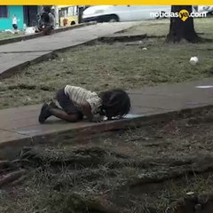 Niña bebe agua de suelo y su foto causa indignación