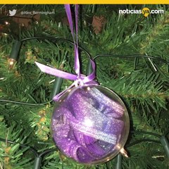 Abuelita usa tangas para adornar arbolito de navidad