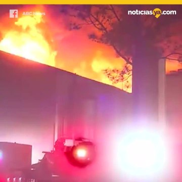 Dramático rescate de madre e hijos mientras su casa se incendia en Texas