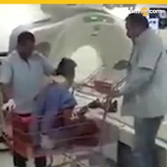 Hospital usa carrito de supermercado para trasladar a paciente