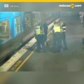 Rescatan a mujer de ser arrollada por tren