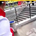 Mujer confunde escaleras con entrada a estacionamiento.mp4