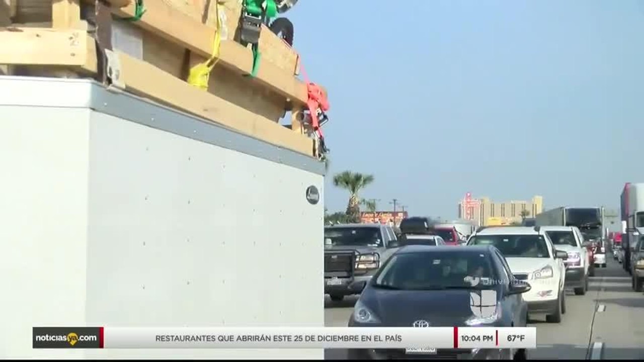 Noticias Laredo 10pm 122117 -  Largas Filas Navidad Laredo