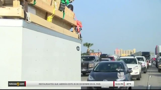 Noticias Laredo 10pm 122117 - Largas Filas Navidad Laredo