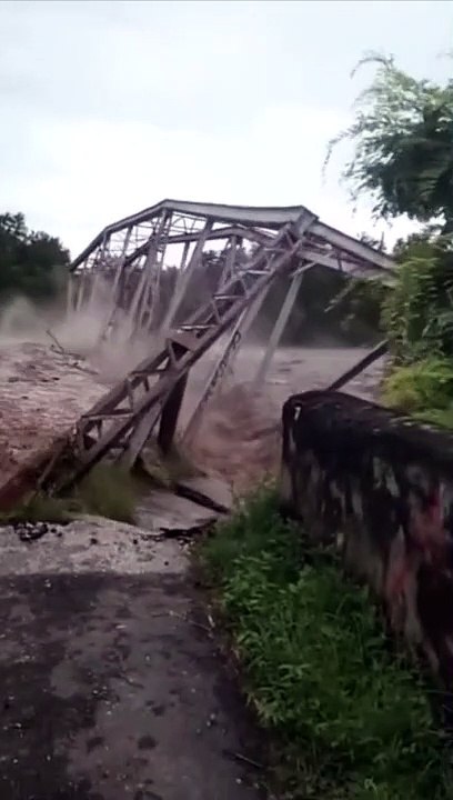 Jembatan roboh terbawa arus sungai