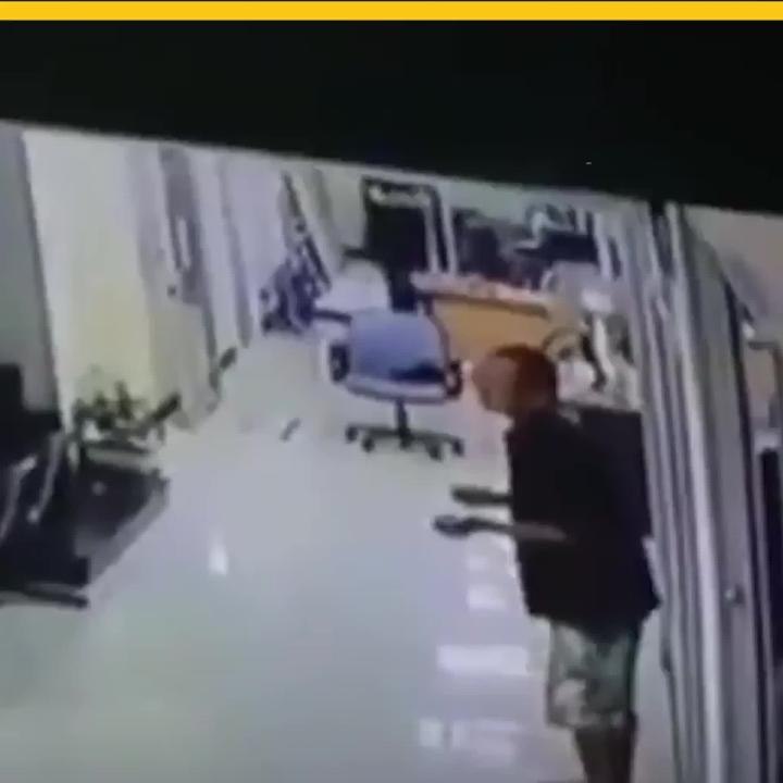 Abrazo de policía