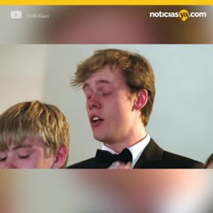 Coro infantil intenta cantar después de comer chile picante