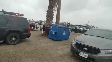 Ivon Espitia recorre zonas afectadas por Harvey en Rockford