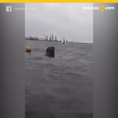 Mujer intenta ahogar a sus hijos en playa