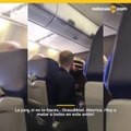Mujer amenaza a todos en avión por un cigarro