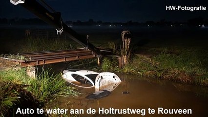 Auto te water aan de Holtrustweg te Rouveen