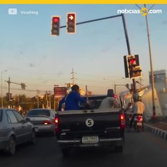 Camión se impacta contra semáforo y casi mata a varios