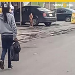 Ba%c3%b1an a ni%c3%b1o en en la calle