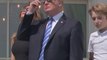 Trump observa el eclipse