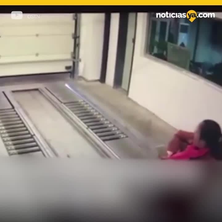 Mujer atropellada en estacionamiento automático