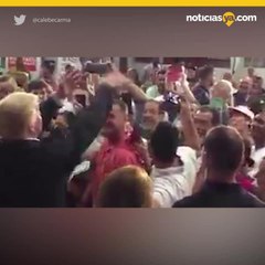 Trump lanza rollos de papel