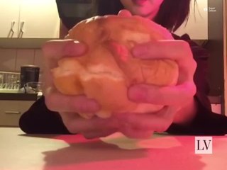 La nueva sensación se Instagram por aplastar panes con su cara