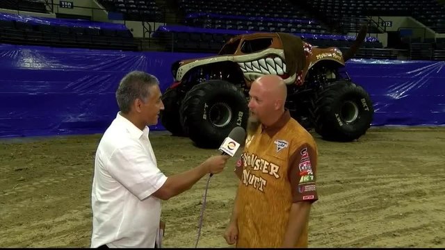 Noticias Laredo 5pm 101317 - Clip Monster Jam