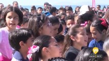 400 niños le cantan a Trump desde el muro fronterizo