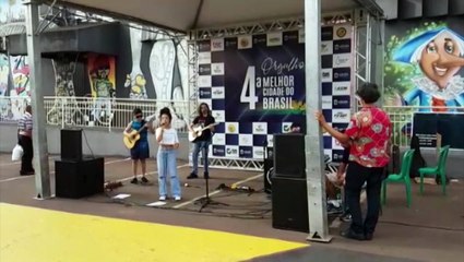 Bolo de 70 metros é servido à população em comemoração ao aniversário da cidade