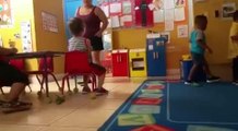 Un nino grava a su maestra del day care cuando jaloneava auno de sus compañeritos en clases ...