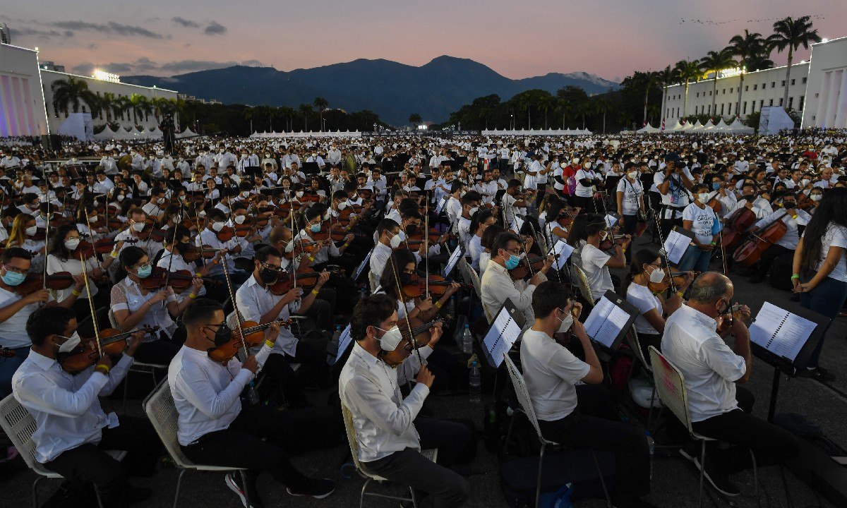 Orquestra com 12 mil músicos venezuelanos tenta...