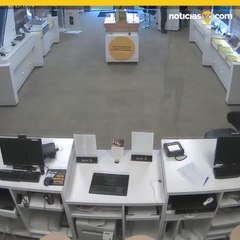 Mujer asalta tienda de tel%c3%a9fonos con un rifle en el hombro