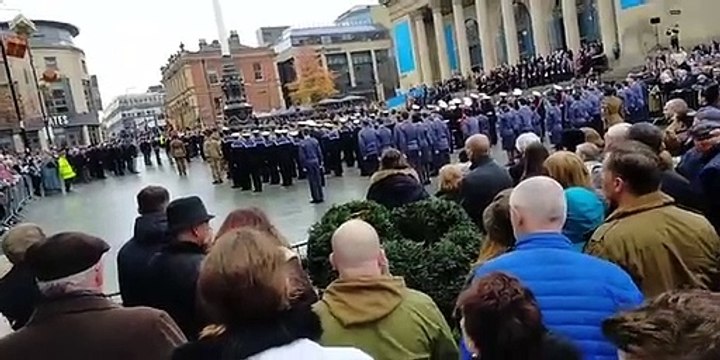 Remembrance Sunday More than 1,000 residents gather outside Sheffield city hall for Remembrance Sunday parade
