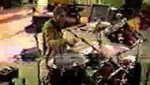 nirvana - kurt cobain tocando la bateria