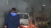 Alkollü şahsın ısınmak için yaktığı ateş iki arabayı yaktı