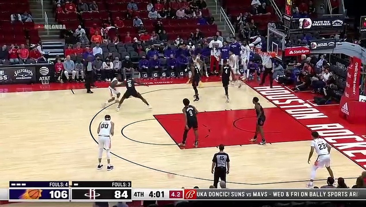 Chris Paul with the most disrespectful nutmeg of the NBA season
