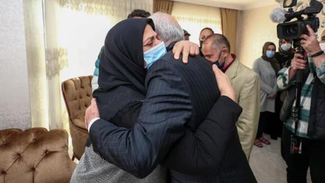 Başak Cengiz'in annesi Kılıçdaroğlu'na sarılıp hüngür hüngür ağladı