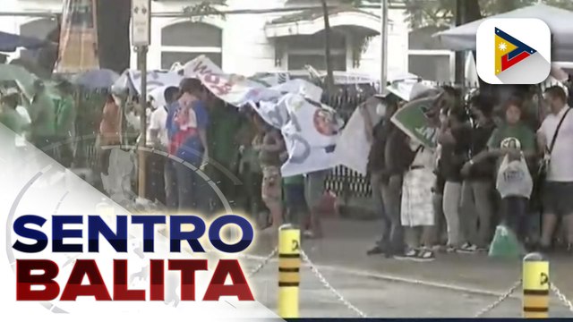 Supporters ni Mayor Sara Duterte, nanatili sa harap ng Comelec sa kabila ng masamang panahon; Supporters ng alkalde, patuloy na umaasang tatakbo siya sa pagka-pangulo