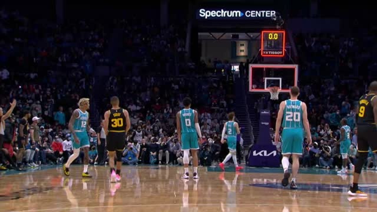 He does it again! Curry makes an incredible thi...