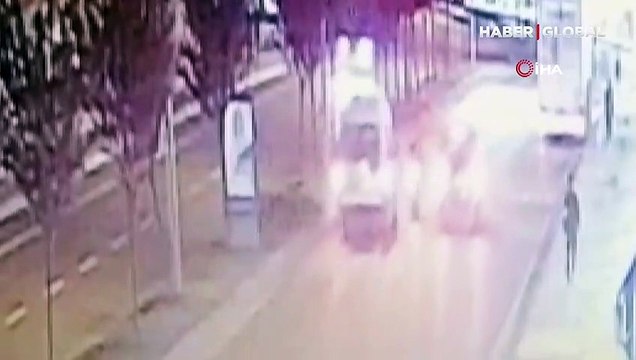 Başakşehir’de film senaryolarını aratmayan gasp kamerada! Gaspçılar midibüsü kaza süsü vererek durdurdular