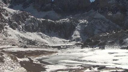 Sat Buzul Gölleri'nin yüzeyi kısmen dondu